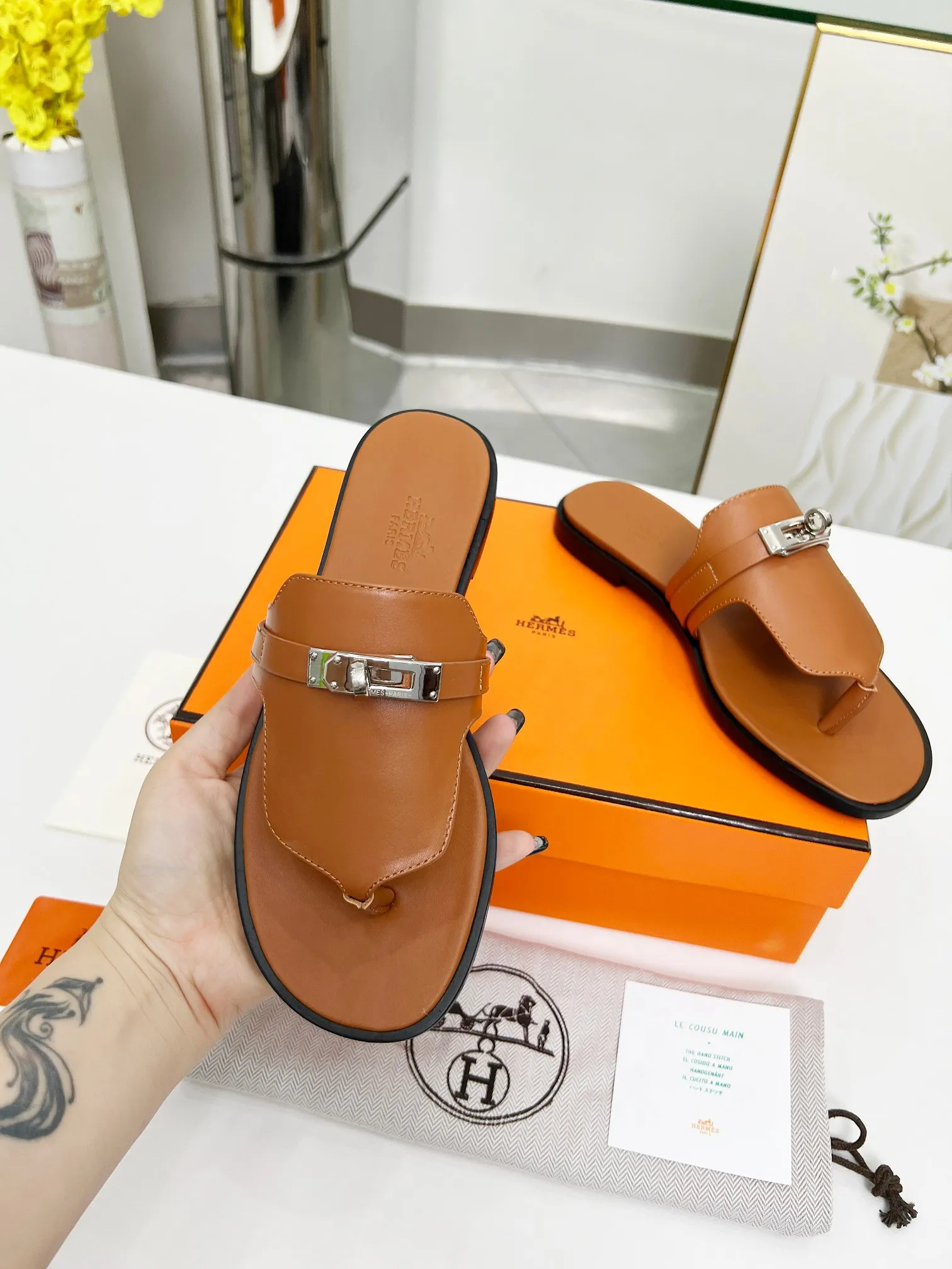👟👟Ex-factory price 480👟👟 (top version) 👫Hermes ❗️❗️Original purchase and development⚠️ A must-have artifact for daily home, travel and vacation🉑 in spring and summer. High-end quality Code number: 35-40 (41/42 can be customized)